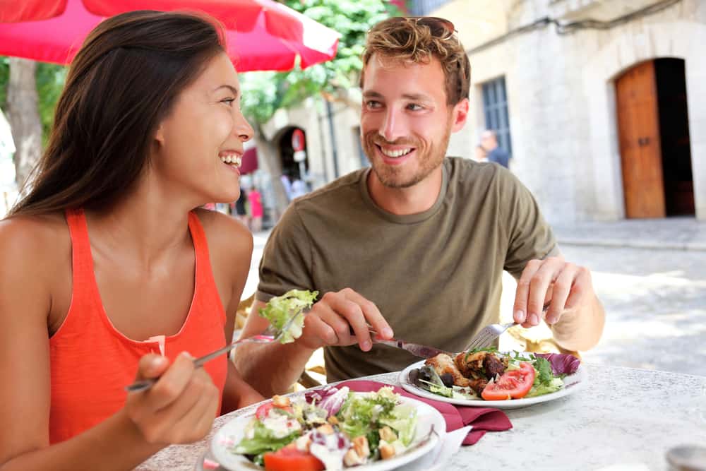 couple eating at outdoor cafe